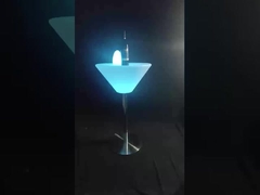 Muebles de bar de LED brillantes iluminan mesas y sillas de cóctel