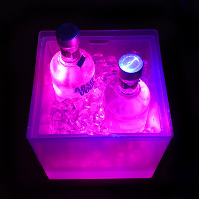 Un cubo de hielo LED cuadrado moderno, doble capa de luz, un cubo de champán transparente.