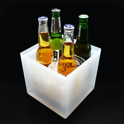 Un cubo de hielo LED cuadrado moderno, doble capa de luz, un cubo de champán transparente.