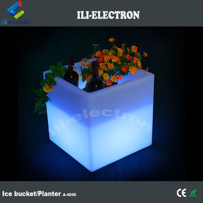 Cuadrado PE Plástico Iluminado LED Cubo de hielo / Pot de flores LED / Plantador de flores
