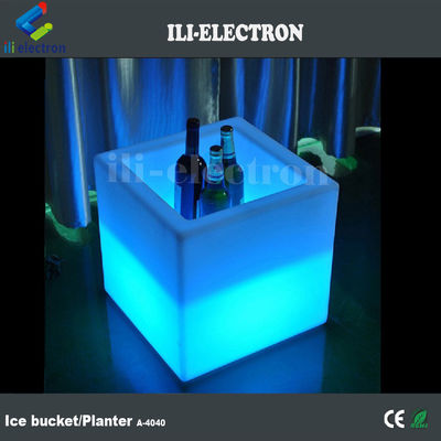 Cuadrado PE Plástico Iluminado LED Cubo de hielo / Pot de flores LED / Plantador de flores