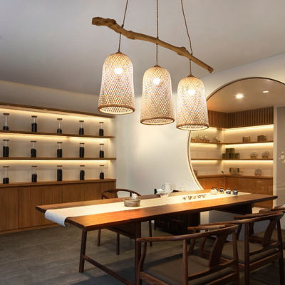 Luz de colgante de tres cabezas de ratán, restaurante lámpara de bambú tejida 3500K