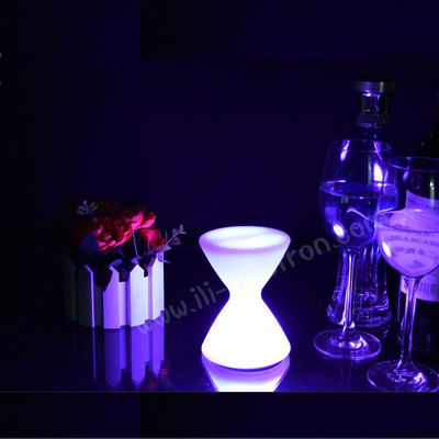 Lámpara de mesa LED de plástico en forma de reloj de arena