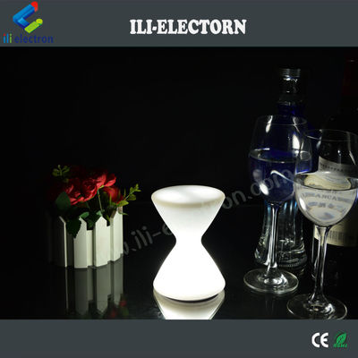 Lámpara de mesa LED de plástico en forma de reloj de arena