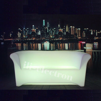 Muebles de plástico de color cambiante LED sofá largo brillante