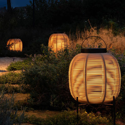 Lámpara de suelo de ratan exterior decorativa portátil a prueba de agua Luz solar de jardín