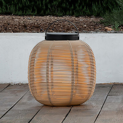 Lámpara de suelo de ratan exterior decorativa portátil a prueba de agua Luz solar de jardín