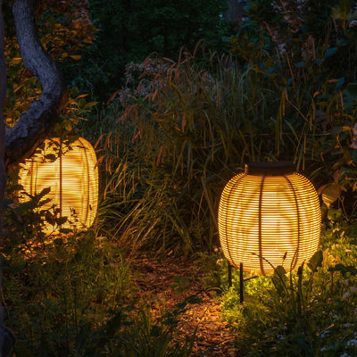 Lámpara de suelo de ratan exterior decorativa portátil a prueba de agua Luz solar de jardín
