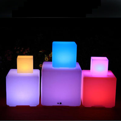 Luz de plástico LED cubo con control remoto y brillo ajustable