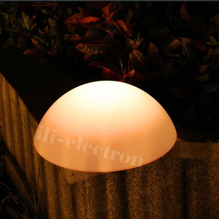Lámpara de bolas impermeable de plástico LED de cambio de color forma de media esfera para decoración de jardín