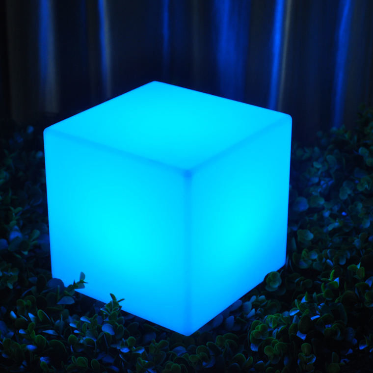 Luminosa silla de luz exterior LED Cubo de plástico IP65 a prueba de agua para la decoración de parques de la villa