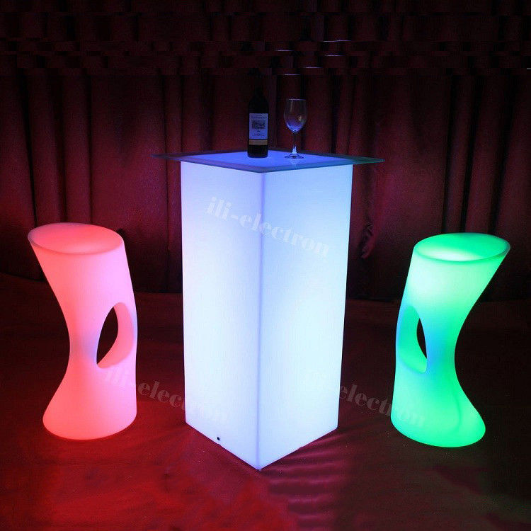 Lámpara de luz LED para exteriores Mesa de cóctel de material plástico PE de alto cubo con control remoto